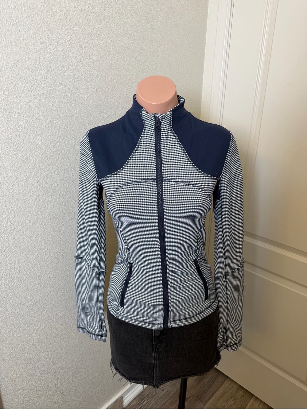 Lululemon Forme Jacket in Inkwell Gingham navy blue and white Sz S